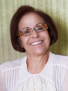 Dra. Maria do Carmo Arenales - fundadora da Arenales Homeopatianimal®. 